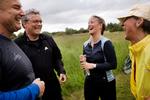 Efterhygge. Der er meget at grine ad, når man har gennemført 5 kilometer i strid blæst en lørdag morgen. Helt til venstre er det Jonathan Sydenham, der er idemand bag de danske parkruns. 