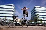27-årige Travis Johnston kører aldrig med hjelm eller andet sikkerhedsudstyr. For som han siger, da han lander: »Det skal bare være mig og min cykel. Og intet andet«. 