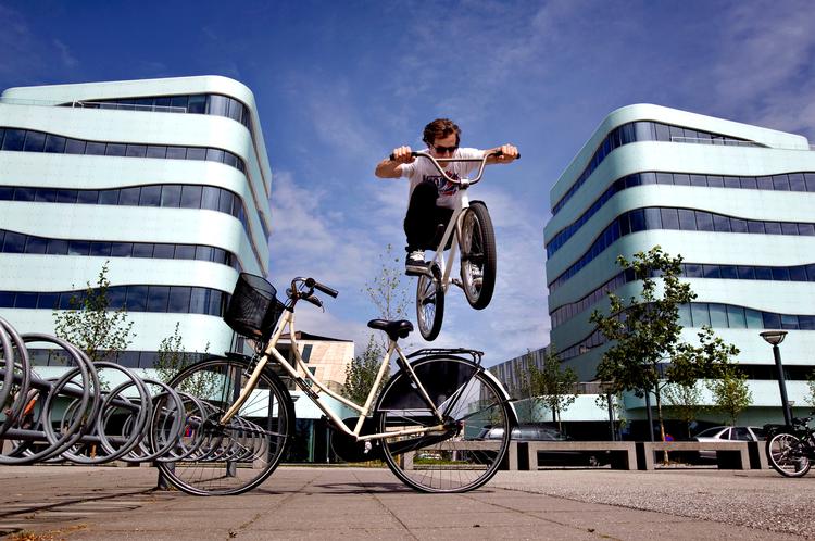27-årige Travis Johnston kører aldrig med hjelm eller andet sikkerhedsudstyr. For som han siger, da han lander: »Det skal bare være mig og min cykel. Og intet andet«. 