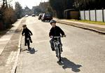 Op på cyklen. Børn lærer kun at færdes sikkert i trafikken ved at være i den. 