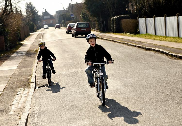 Op på cyklen. Børn lærer kun at færdes sikkert i trafikken ved at være i den. 