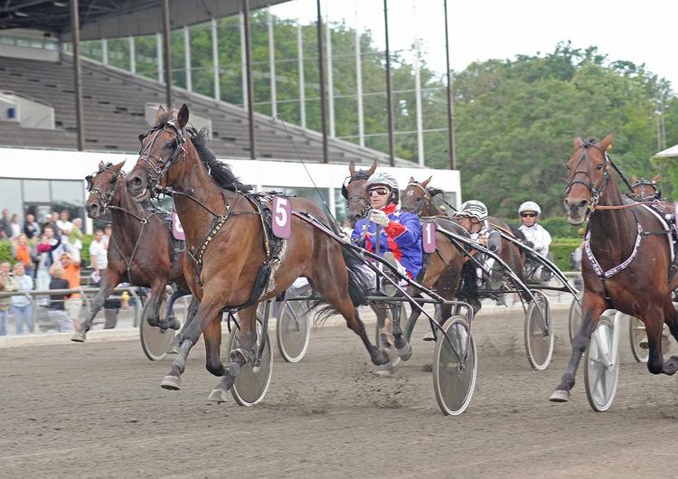 Magic Sisa (Johnny Takter) går imponerende frem i et sidste forsøg og spurtslår Neo Holmsminde i DM. 