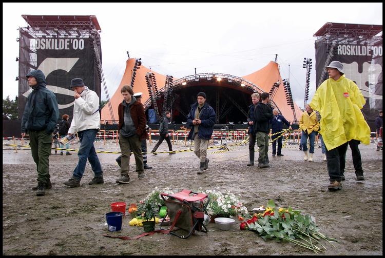 Tragedie. Pladsen foran Orange Scene på Roskilde Festival dagen efter katastrofen, hvor ni unge blev dræbt. 