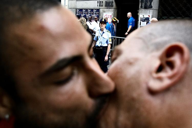 Homoseksualitet. En britisk undersøgelse fastslår, at homoseksuelle bliver fremstillet negativt på britisk fjernsyn. 