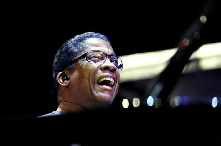 handling. Med sit seneste projekt er Herbie Hancock ude på en mission, der skal få folk til at forstå, de kan gøre en forskel. 