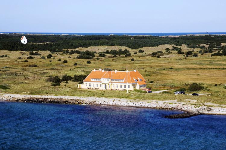 gemmested. Klitgården ligger aristokratisk tilbagetrukket i fredet klit- og plantageterræn. PR-foto