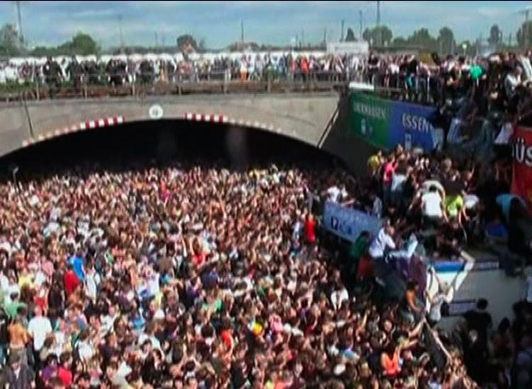 trængsel. Gennem denne tunnel skulle alle mennesker på vej til og fra Love Parade i Duisburg passere. Arrangørerne vurderede selv, at op mod 1,4 millioner personer festede i den tyske storby. 