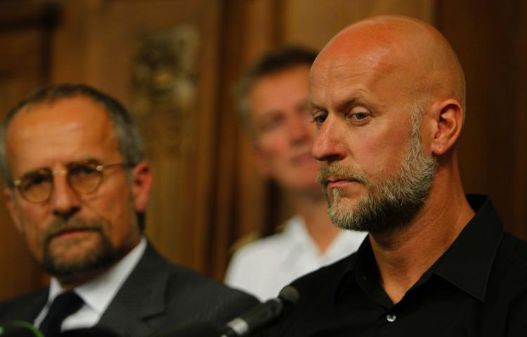 ansvarsflugt? Hverken politidirektør i Dusiburg, Detlef von Scmeling (venstre), eller arrangøren af Love Parade, Rainer Schaller, ville tage ansvaret for den ulykke, der kostede 19 mennesker livet ved kæmpefest i Duisburg. 