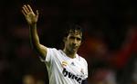 En skuffet Raul vinker ud til Real Madrids fans efter det klare nederlag til Liverpool. 