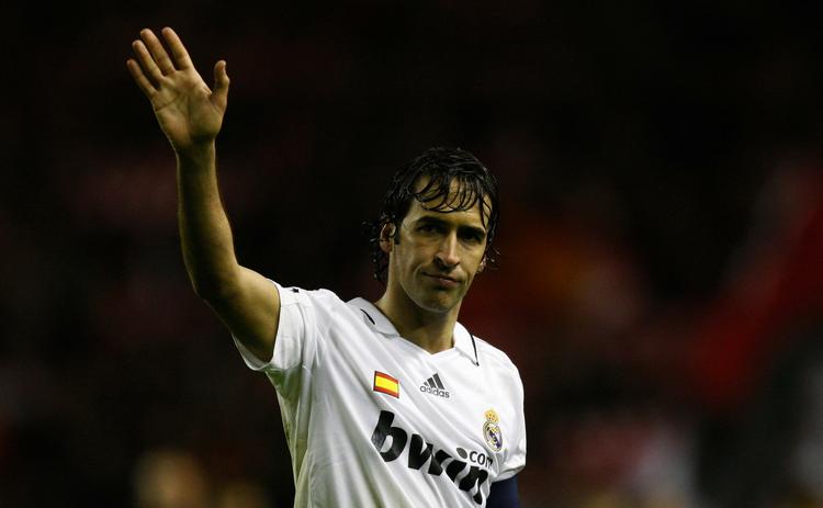En skuffet Raul vinker ud til Real Madrids fans efter det klare nederlag til Liverpool. 