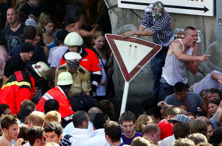 Nu. Det er denne slags lejligheder, man skal gribe for at diskutere, om der ikke bør ændres på loven i forhold til store arrangementer. Det mener en dansk lektor i Performancedesign. I Duisburg døde 19 mennesker i weekenden til technofesten Love Parade. 