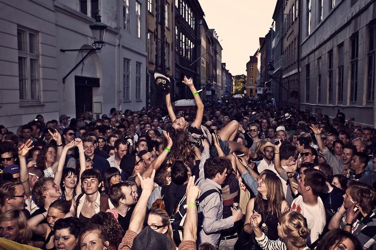 Farvel Distortion. Den københavnske gadefest indtog først City, så Nørrebro og Vesterbro, inden der var 'bridge party' på Knippelsbro, hvor manden bag festivalen Thomas Fleurquin, blev båret af festfolket. Lørdag stod den på afslutningsfest på Carlsberg. Og en hel masse oprydning. Kenneth Nguyen er en af de unge fotografer, der hver uge indfanger en lille bid af bylivet for IBYEN. 