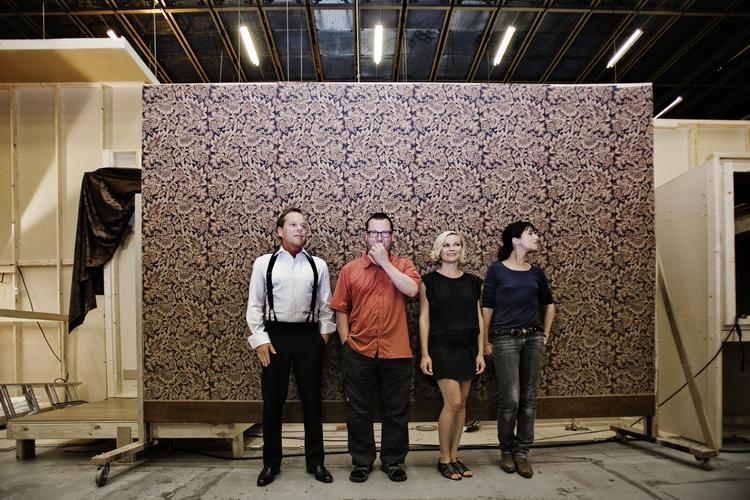 Melancholia. Lars von Trier (orange) flankeret af Kiefer Sutherland, Kirsten Dunst og Charlotte Gainsbourg i forbindelse med pressemødet i Trollhättan. 