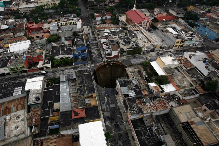 Glemt? Mens verden har glemt alt om kæmpehullet i Guatemala, venter indbyggerne stadig på, at det bliver fyldt op. 