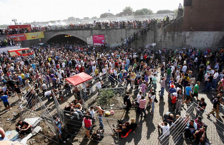 Mylder. Her et sted uden for årets Love Parade i Duisburg, var to danske piger på vej ind til technofesten fredag. 
