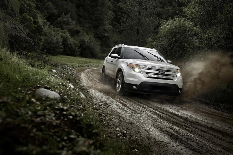 Rå. Ford Explorer er stadig i stand til at tackle en mudret skovvej. Nyeste version har netop haft premiere i USA: 