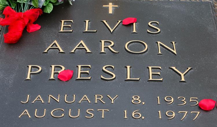 Memphis. Usikkerhed om autenciteten har fået auktionshuset til at fjerne obduktions- og balsameringstingene fra auktionen, som skulle finde sted fire dage før Elvis' 33-års dødsdag. 
