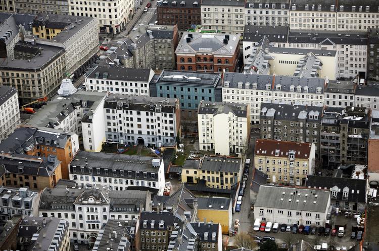 Folk er strømmet til mæglerne for at sætte boliger til salg efter forårets nyhed om, at priserne nu stiger igen, primært drevet frem af hovedstadsområdet. Det har fået de samme priser til at flade ud. 