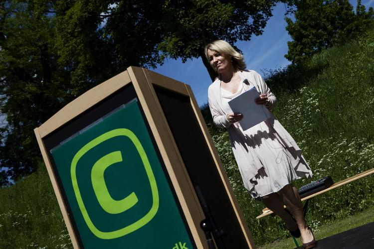 Charter. Danmarks vicestatsminister, Lene Espersen (K), har en enestående evne til at være på ferie, når der sker politiske begivenheder. 