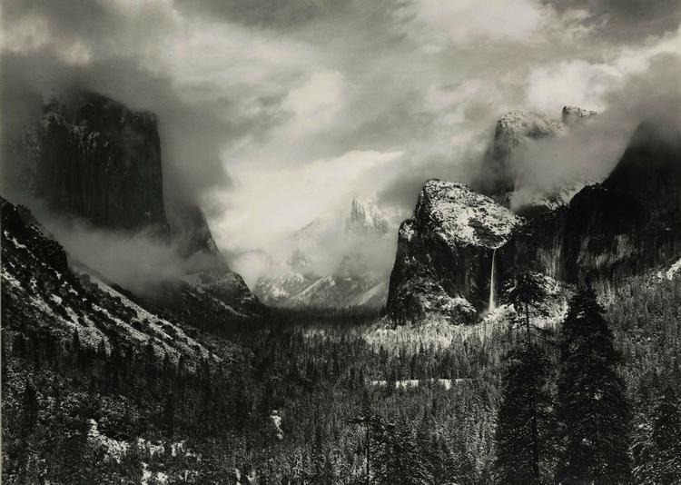 Yosemite. Foto fra 1938 med titlen  'Clearing Winter Storm, Yosemite National Park'. Nationalparken ligger i det østlige Californien og var et af Ansel Adams' foretrukne jagtområder med kameraet. Fotoet indbragte 4,2 mio. kr. på en auktion på Sotheby's for en måned siden. 