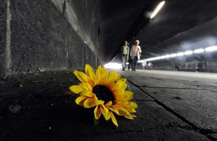 Technotragedie. Lørdagens fest i Duisburg endte med, at 20 mennesker døde, da der opstod panik i en kæmpe menneskemasse, der var samlet i denne tunel. 