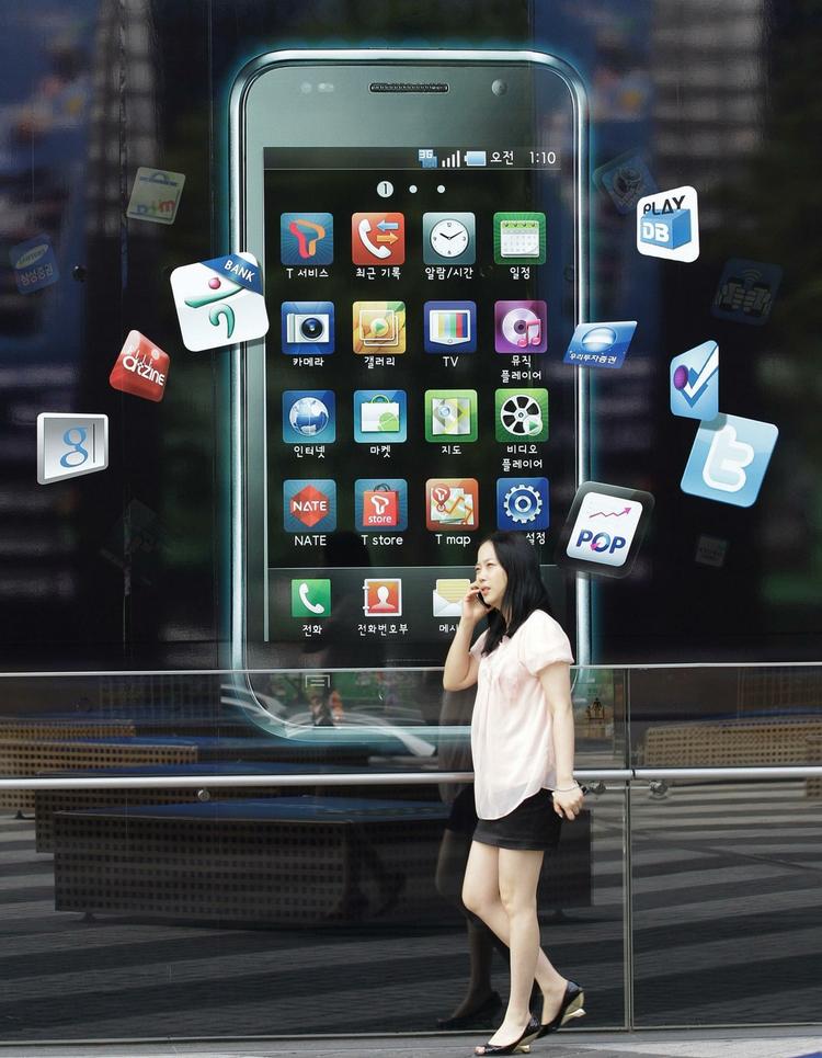 TELEFONKRIG. Samsung forsøger at score kunder, mens Apples iPhone bliver kritiseret for en svag antenne. 