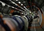 Supertunnel. Her, dybt under jorden på grænsen mellem Schweiz og Frankrig, ligger den 27 kilometer lange tunnel, hvor man leder efter forklaringen på universets skabelse, Big Bang. 