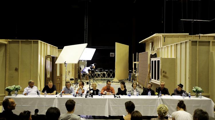 Kristus i midten. Langbordet i Faresstudiet i Trollhättan lignede noget af da Vinci eller Buñuel. Her ses, fra venstre, Tomas Eskilsson, direktør for Film i Väst-faciliteterne, skuespillerne Stellan Skarsgård, John Hurt, Kiefer Sutherland og Kirsten Dunst, instruktør Lars von Trier og spillerne Charlotte Gainsbourg, Charlotte Rampling, Jesper Christensen, Udo Kier samt settets benjamin, Brady Corbett. 