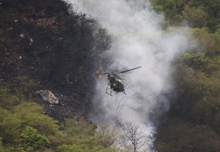 styrt. En helikopter  cirkler over det ulykkessted, hvor et passagerfly med 152 om bord tidligt i morges styrtede ned. 