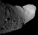 Himmellegeme. Asteroider består ofte af sten, men kan også have kerner af  jern. Her et fragment af asteroiden Itokawa observeret i 2005. 