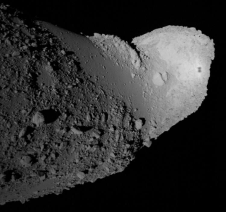 Himmellegeme. Asteroider består ofte af sten, men kan også have kerner af  jern. Her et fragment af asteroiden Itokawa observeret i 2005. 