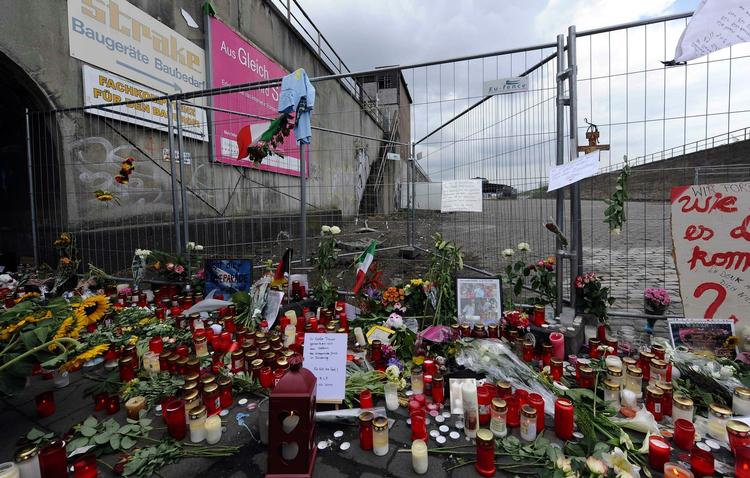 Tragedie. Tusindvis har været forbi stedet for at mindes de mange ofre for katastrofen ved Love Parade i Duisborg. 