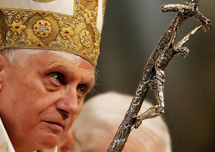 Paven. Efter flere teologiske skrifter udgiver pave Benedikt nu en børnebog. 