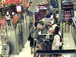 Narret. Disse to kvinder har narret pungen fra to kunder i to af Dansk Supermarkeds butikker. Supermarkedskæden ser dog ingen grund til indgreb, før der eventuelt tegner sig et billede af en serie af tyverier. 