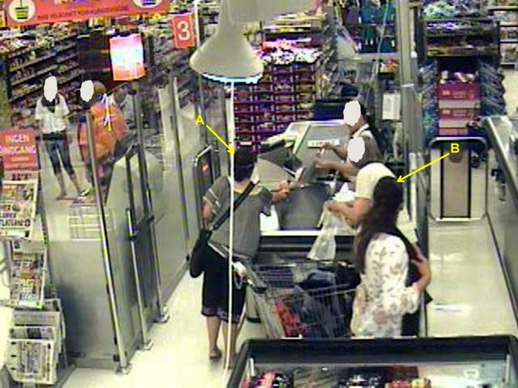 Narret. Disse to kvinder har narret pungen fra to kunder i to af Dansk Supermarkeds butikker. Supermarkedskæden ser dog ingen grund til indgreb, før der eventuelt tegner sig et billede af en serie af tyverier. 