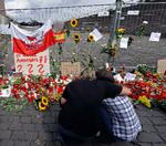 Sorg. De seneste dage er folk strømmet til for at mindes de 21 ofre. 