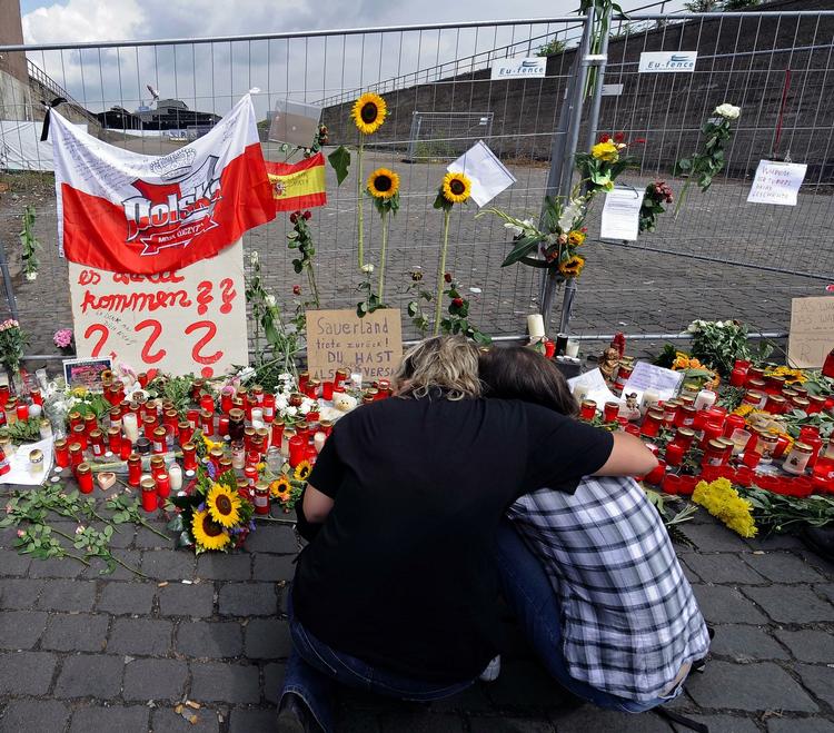 Sorg. De seneste dage er folk strømmet til for at mindes de 21 ofre. 