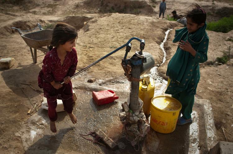 Et par pakistanske piger pumper rent drikkevand op i en af de fattige forstæder til hovedstaden Islamabad. Men det er langtfra alle af verdens fattige, der har den slags muligheder. 