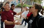 Ophedet. Arizonas integrationslov har fået temperamenterne i kog. Her støder to lokale demonstranter sammen i et verbalt slagsmål. Jerry Harris er for, mens Elizabeth Venable er imod. 