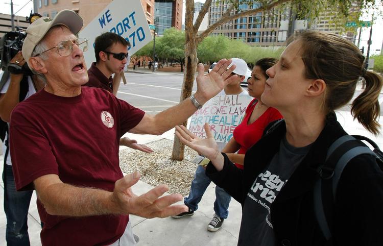 Ophedet. Arizonas integrationslov har fået temperamenterne i kog. Her støder to lokale demonstranter sammen i et verbalt slagsmål. Jerry Harris er for, mens Elizabeth Venable er imod. 