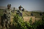livsfare? Hundredvis af afghanere kan være i livsfare, efter at en række lækkede dokumenter afslører, at de har samarbejdet med Nato-styrker som dem på billedet her. Frygten er, at Taleban og al-Qaeda vil dræbe afghanerne for at samarbejde. 