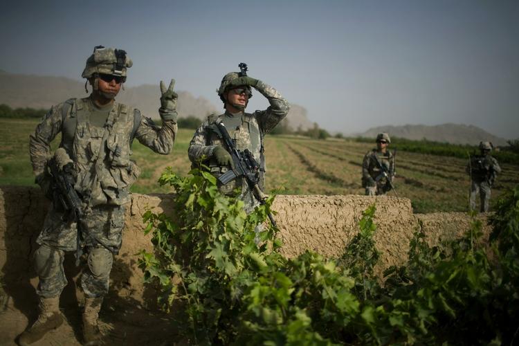 livsfare? Hundredvis af afghanere kan være i livsfare, efter at en række lækkede dokumenter afslører, at de har samarbejdet med Nato-styrker som dem på billedet her. Frygten er, at Taleban og al-Qaeda vil dræbe afghanerne for at samarbejde. 