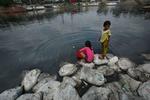 Urent. Mangel på rent drikkevand rammer især børnene i ulande - inklusive disse to børn, der må hente vand fra den forureneede Buriganga-flod i Bangladesh. 