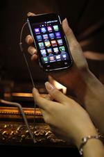 Hos Telia og TDC er over 50 procent af de mobiltelefoner, man langer over disken, en smartphone, og hos teleselskabet 3 er det 75 procent. Her er det Samsungs nye smartphone Galaxy med styresystemet Android. 