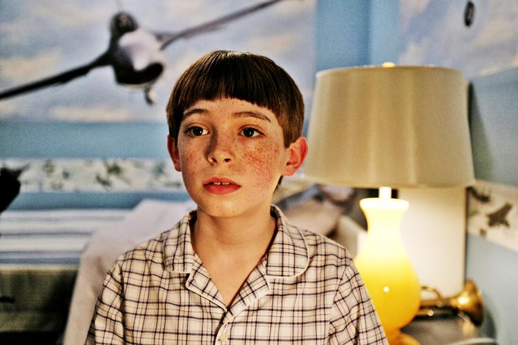 Den fregnede Dylan Riley Snyder er rørende som det menneskelige ansigt midt i alt det miserable, Todd Solondz præsenterer os for. Det er sønnerne, der gør filmens syndefald gribende i blandt andet mødet mellem den ældste søn og den pædofilidømte far. Foto: Miracle Film 
