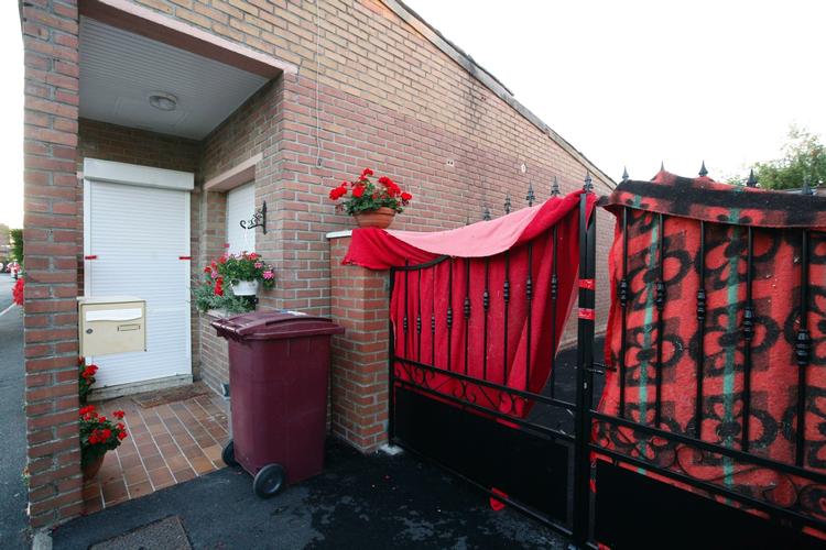 Barnemord. Det franske politi er i gang med at undersøge, hvad der foregik i huset bag denne port, hvor der er fundet otte barnelig. 