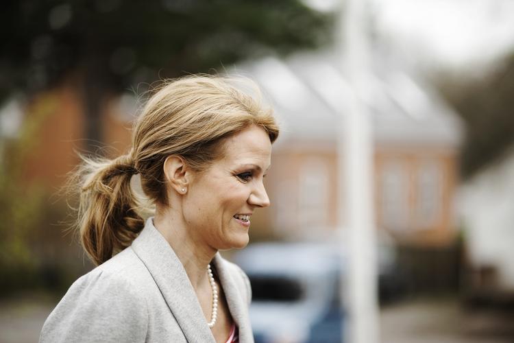 tavshed. S-formand Helle Thorning-Schmidt ferierer og har derfor ingen kommentarer til beskyldningerne om, at hun har givet modstridende oplysninger til de danske myndigheder om sin mands ophold i Danmark. Arkivfoto 
