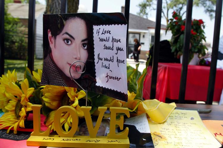 Popkonge. Michael Jackson døde 25. juni sidste år efter et hjertestop. En obduktionsrapport viste, at Jackson døde af en overdreven mængde propofol. Hans tidligere livlæge er sigtet i sagen. Arkivfoto. 