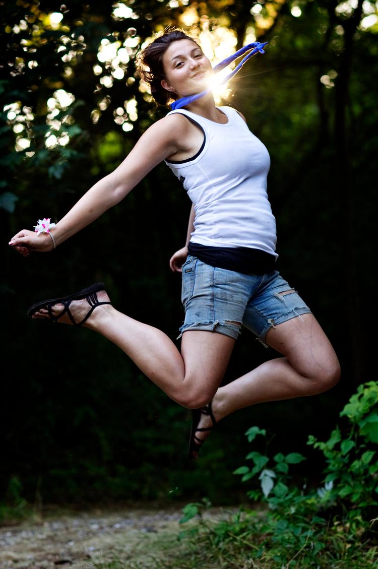 Sara Ruscher ved godt, at folk tænker på knæstrømper og knob, når hun fortæller, at hun er spejder. 