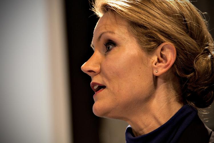 Skat. Flere eksperter har sået tvivl om, det er i orden, at Helle Thorning Schmidts mand ikke betaler skat i Danmark. 